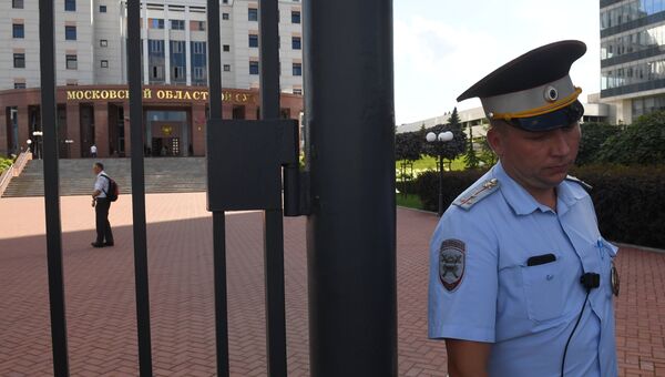 Струдник полиции у здания Московского областного суда, в котором произошла перестрелка. 1 августа 2017 Струдник полиции у здания Московского областного суда, в котором произошла перестрелка. 1 августа 2017