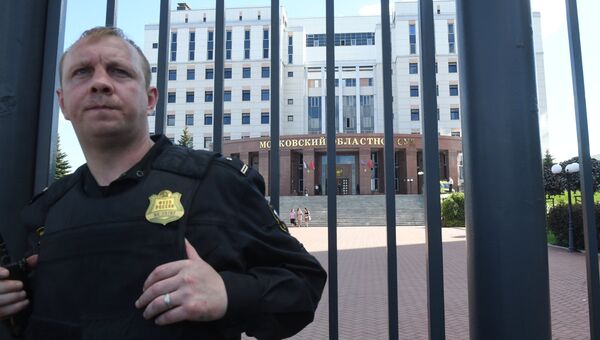 Сотрудник ФСИН у здания Московского областного суда, в котром произошла перестрелка. Архивное фото Сотрудник ФСИН у здания Московского областного суда, в котром произошла перестрелка. Архивное фото