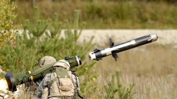 Американские военные производят выстрел из противотанкового ракетного комплекса (ПТРК) FGM-148 Javelin Американские военные производят выстрел из противотанкового ракетного комплекса (ПТРК) FGM-148 Javelin