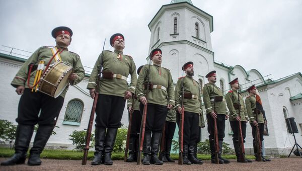 Мужчины в военной одежде времен Первой мировой войны у Ратной палаты на территории музея-заповедника Царское село. В музей перед архив семьи Романовых, документы из архива выставлены в экспозиции Россия в Великой войне Мужчины в военной одежде времен Первой мировой войны у Ратной палаты на территории музея-заповедника Царское село. В музей перед архив семьи Романовых, документы из архива выставлены в экспозиции Россия в Великой войне