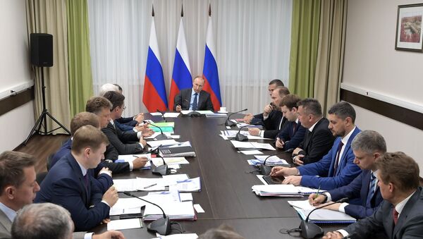 Президент РФ Владимир Путин проводит совещание в Дальневосточном федеральном округе во время посещения Нижне-Бурейской ГЭС. 3 августа 2017 Президент РФ Владимир Путин проводит совещание в Дальневосточном федеральном округе во время посещения Нижне-Бурейской ГЭС. 3 августа 2017