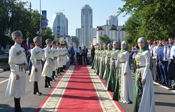Ансамбль танца Заманхо на торжественной церемонии открытия улицы, названой в честь Санкт-Петербурга, в центре Грозного. 3 августа 2017 Ансамбль танца Заманхо на торжественной церемонии открытия улицы, названой в честь Санкт-Петербурга, в центре Грозного. 3 августа 2017