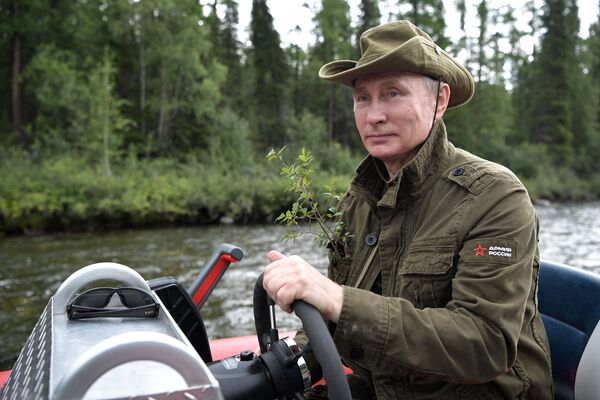 Президент РФ Владимир Путин на моторной лодке на каскаде горных озер в Республике Тыва Президент РФ Владимир Путин на моторной лодке на каскаде горных озер в Республике Тыва