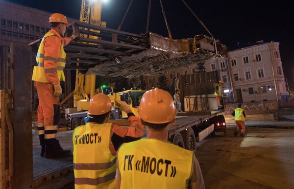 Рабочие выгружают элементы конструкции монумента Стена скорби в месте его установки на пересечении проспекта Академика Сахарова и Садового кольца Рабочие выгружают элементы конструкции монумента Стена скорби в месте его установки на пересечении проспекта Академика Сахарова и Садового кольца