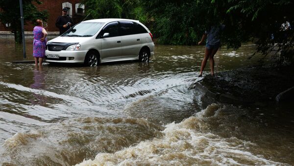 Потоки воды на затопленной улице Уссурийска. 7 августа 2017 Потоки воды на затопленной улице Уссурийска. 7 августа 2017
