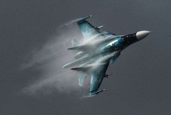 Самолет Су-34 во время выступления на Международном авиационно-космическом салоне МАКС 2015 в подмосковном Жуковском Самолет Су-34 во время выступления на Международном авиационно-космическом салоне МАКС 2015 в подмосковном Жуковском