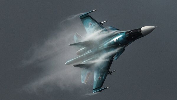 Самолет Су-34 во время выступления на Международном авиационно-космическом салоне МАКС 2015 в подмосковном Жуковском Самолет Су-34 во время выступления на Международном авиационно-космическом салоне МАКС 2015 в подмосковном Жуковском