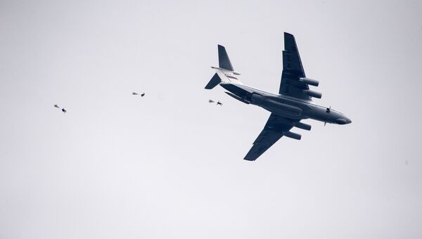 Учебное десантирование с самолета Ил-76 во время совместных учений ВДВ России, Белоруссии и Сербии Славянское братство-2016 в Сербии Учебное десантирование с самолета Ил-76 во время совместных учений ВДВ России, Белоруссии и Сербии Славянское братство-2016 в Сербии