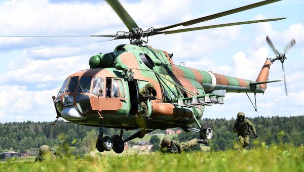 Военнослужащие спецназа Росгвардии во время учений по беспарашютному десантированию на полигоне в Московской области. Вертолет Ми-8 Военнослужащие спецназа Росгвардии во время учений по беспарашютному десантированию на полигоне в Московской области. Вертолет Ми-8
