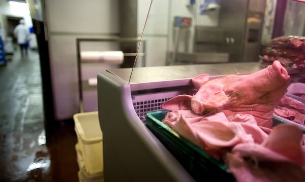 Прилавок с мясной продукцией на рынке в Лондоне, Великобритания Прилавок с мясной продукцией на рынке в Лондоне, Великобритания