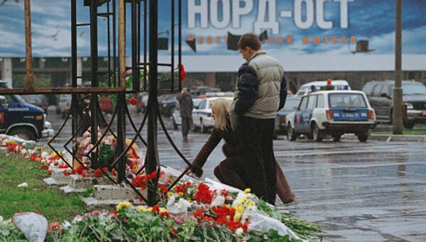 Возложение цветов у Театрального центра на Дубровке. Архив Возложение цветов у Театрального центра на Дубровке. Архив