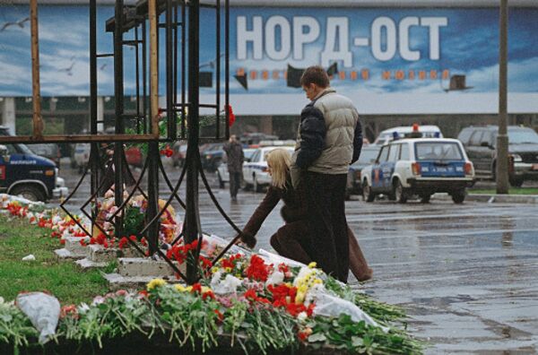 Возложение цветов у Театрального центра на Дубровке Возложение цветов у Театрального центра на Дубровке