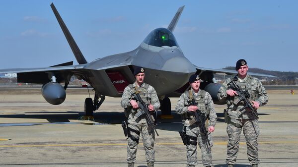 Американские военнослужащие возле истребителя F-22, Южная Корея. Архивное фото Американские военнослужащие возле истребителя F-22, Южная Корея. Архивное фото