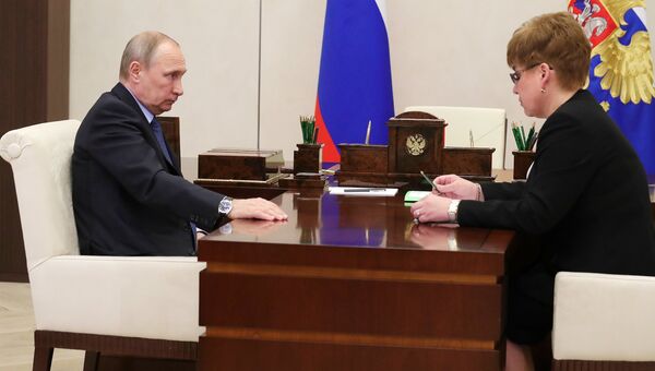 Президент РФ Владимир Путин и губернатор Забайкальского края Наталья Жданова. 11 августа 2017 Президент РФ Владимир Путин и губернатор Забайкальского края Наталья Жданова. 11 августа 2017