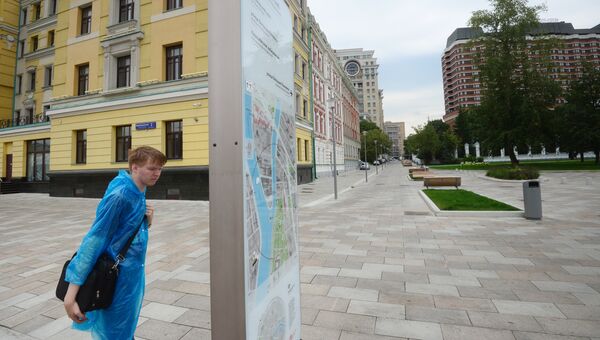 Молодой человек у информационной доски на Якиманской набережной в Москве. 11 августа 2017 Молодой человек у информационной доски на Якиманской набережной в Москве. 11 августа 2017