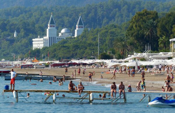 Пляж одного из курортов Антальи Пляж одного из курортов Антальи
