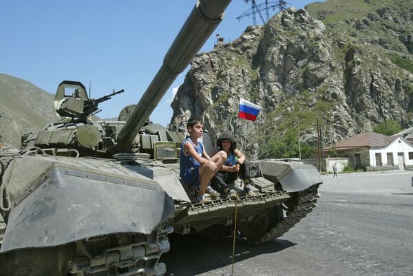 Российский танк в пригороде Цхинвали Российский танк в пригороде Цхинвали