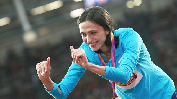Мария Ласицкене, завоевавшая золотую медаль в прыжках в высотуна чемпионате мира 2017 по легкой атлетике в Лондоне, на церемонии награждения Мария Ласицкене, завоевавшая золотую медаль в прыжках в высотуна чемпионате мира 2017 по легкой атлетике в Лондоне, на церемонии награждения