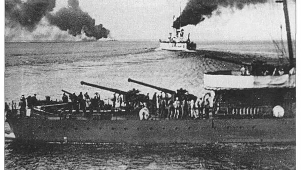 Линкор Воля уходит из Новороссийска 17 июня 1918 года. На переднем плане — оставшийся для затопления эсминец Керчь Линкор Воля уходит из Новороссийска 17 июня 1918 года. На переднем плане — оставшийся для затопления эсминец Керчь