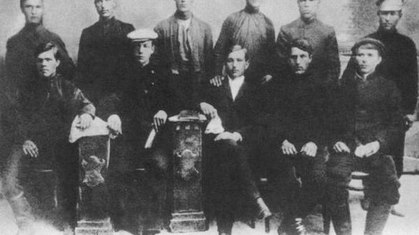 Нестор Махно с группой анархистов Гуляйполя, 1909 год Нестор Махно с группой анархистов Гуляйполя, 1909 год