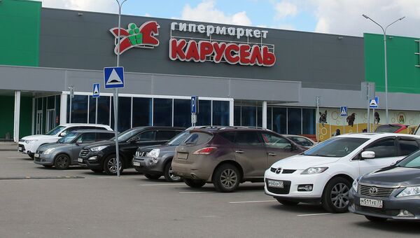 Автомобили перед гипермаркетом Карусель в Москве Автомобили перед гипермаркетом Карусель в Москве