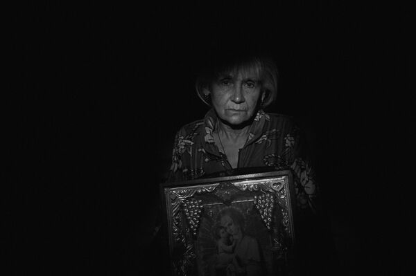 Жительница пострадавшего во время обстрела села Веселое, расположенного около Донецкого аэропорта, Екатерина Беляева (65 лет) Жительница пострадавшего во время обстрела села Веселое, расположенного около Донецкого аэропорта, Екатерина Беляева (65 лет)