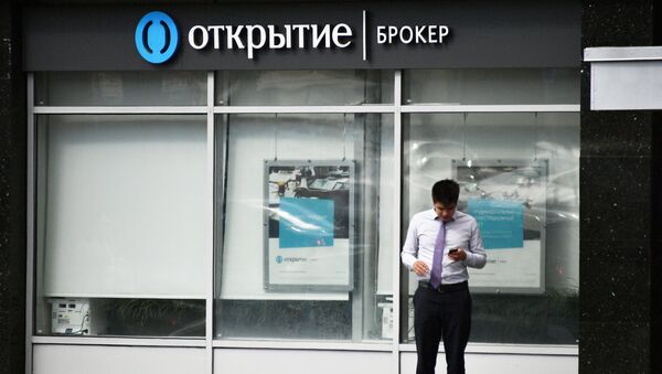 Мужчина у отделения банка Открытие. Архивное фото Мужчина у отделения банка Открытие. Архивное фото