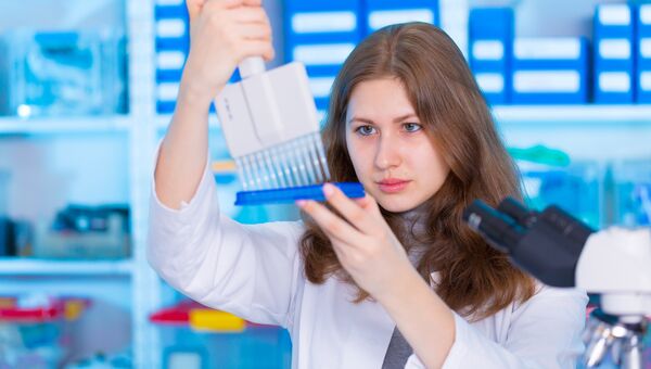 Сотрудница лаборатории за работой Сотрудница лаборатории за работой
