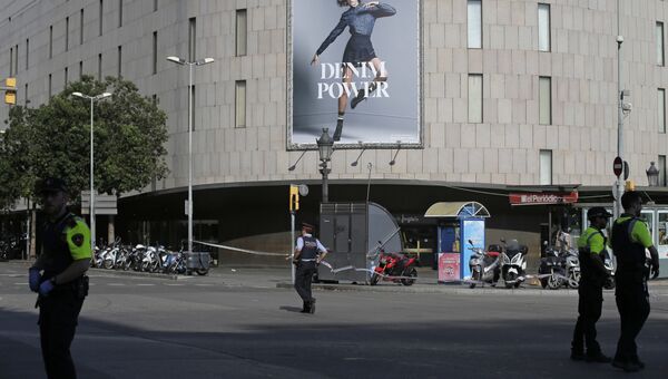 Полиция в районе наезда микроавтобуса на пешеходов в Барселоне. 17 августа 2017 Полиция в районе наезда микроавтобуса на пешеходов в Барселоне. 17 августа 2017