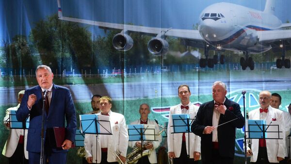 Заместитель председателя правительства РФ Дмитрий Рогозин выступает на торжественном мероприятии по случаю 85-летия авиазавода в Воронеже. 19 августа 2017 Заместитель председателя правительства РФ Дмитрий Рогозин выступает на торжественном мероприятии по случаю 85-летия авиазавода в Воронеже. 19 августа 2017