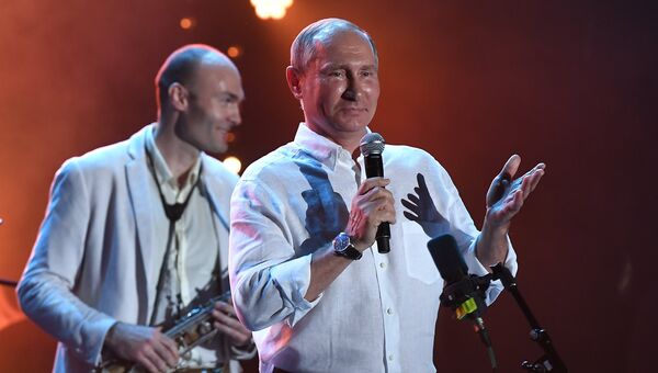 Президент РФ Владимир Путин во время посещения фестиваля Koktebel Jazz Party 2017. Слева - музыкант-саксофонист Сергей Головня Президент РФ Владимир Путин во время посещения фестиваля Koktebel Jazz Party 2017. Слева - музыкант-саксофонист Сергей Головня