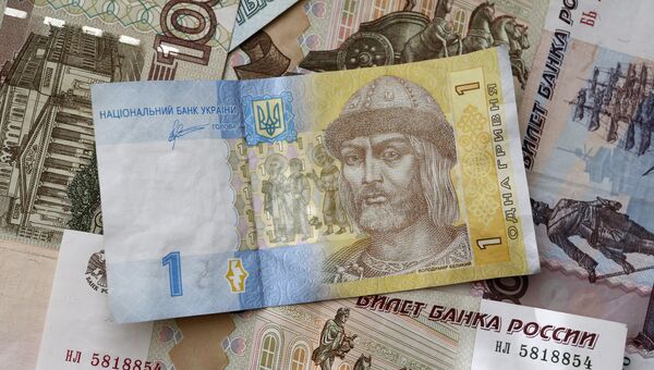 Денежные купюры и монеты России и Украины. Архивное фото Денежные купюры и монеты России и Украины. Архивное фото
