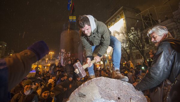 Участники акции в поддержку евроинтеграции Украины раскалывают молотками на куски памятник Ленину в центре Киева Участники акции в поддержку евроинтеграции Украины раскалывают молотками на куски памятник Ленину в центре Киева