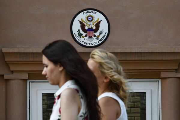 Вывеска у входа в здание посольства США в Москве Вывеска у входа в здание посольства США в Москве