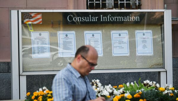 Доска объявлений у здания посольства США в Москве. Архивное фото Доска объявлений у здания посольства США в Москве. Архивное фото
