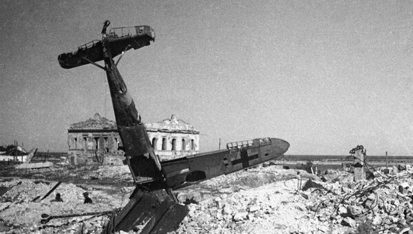 Гитлеровский самолет, сбитый в бою над Сталинградом Гитлеровский самолет, сбитый в бою над Сталинградом