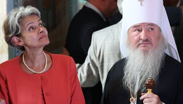 Митрополит Казанский и Татарстанский Феофан и генеральный директор ЮНЕСКО Ирина Бокова на историческом острове-граде Свияжск. 21 августа 2017 Митрополит Казанский и Татарстанский Феофан и генеральный директор ЮНЕСКО Ирина Бокова на историческом острове-граде Свияжск. 21 августа 2017