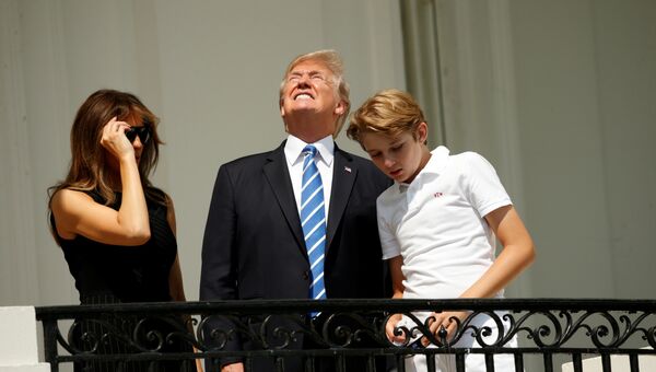 Президент США Дональд Трамп с семьей наблюдают за солнечным затмением с балкона Белого дома. 21 августа 2017 Президент США Дональд Трамп с семьей наблюдают за солнечным затмением с балкона Белого дома. 21 августа 2017