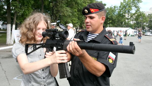 Посетительница на международном военно-техническом форуме Армия-2017 во Владивостоке Посетительница на международном военно-техническом форуме Армия-2017 во Владивостоке