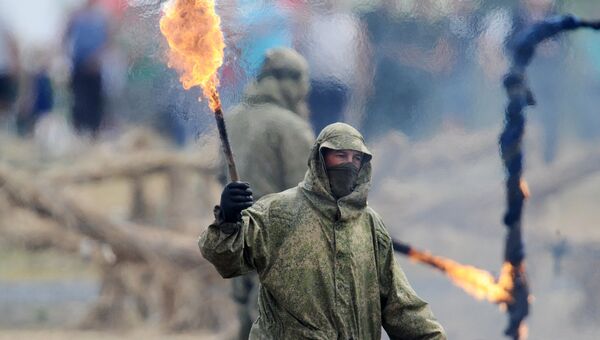 Военнослужащие во время показательных выступлений в рамках Международного военно-технического форума Южного округа Армия-2017 на полигоне Кадамовский в Ростовской области Военнослужащие во время показательных выступлений в рамках Международного военно-технического форума Южного округа Армия-2017 на полигоне Кадамовский в Ростовской области