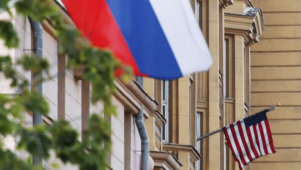 Государственные флаги России и США. Архивное фото Государственные флаги России и США. Архивное фото