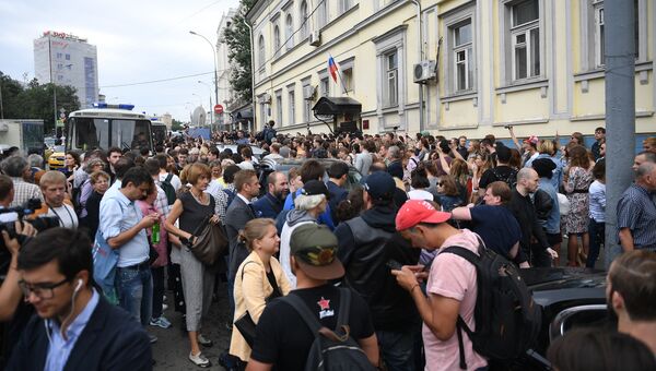 Люди, пришедшие поддержать режиссера Кирилла Серебренникова к зданию Басманного суда. 23 августа 2017 Люди, пришедшие поддержать режиссера Кирилла Серебренникова к зданию Басманного суда. 23 августа 2017