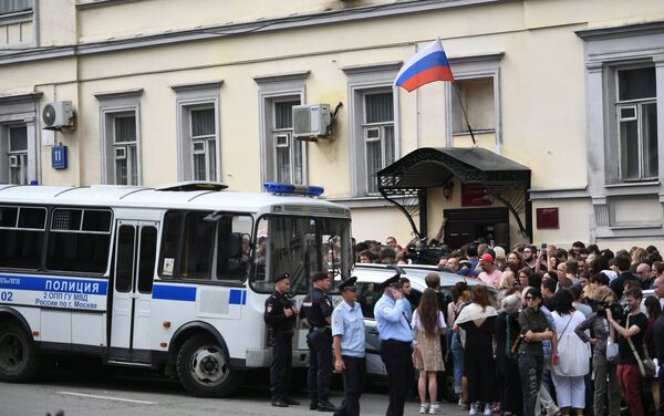 Акция в поддержку Кирилла Серебренникова у Басманного суда. 23 августа 2017 Акция в поддержку Кирилла Серебренникова у Басманного суда. 23 августа 2017