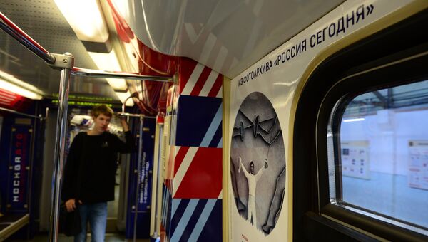 Вагон тематического поезда метро Москва-870, запущенного в честь 870-летнего юбилея Москвы Вагон тематического поезда метро Москва-870, запущенного в честь 870-летнего юбилея Москвы