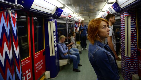 Вагон тематического поезда метро Москва-870, запущенного в честь 870-летнего юбилея Москвы Вагон тематического поезда метро Москва-870, запущенного в честь 870-летнего юбилея Москвы