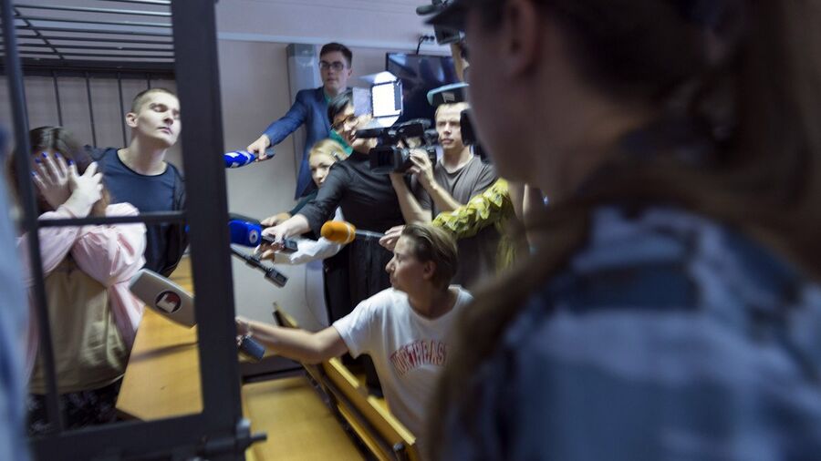Алина Орлова и Виктор Смышляев во время суда Алина Орлова и Виктор Смышляев во время суда