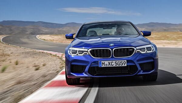 Автомобиль BMW M5. Архивное фото Автомобиль BMW M5. Архивное фото