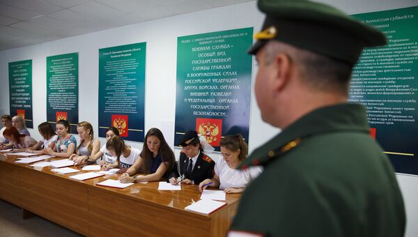 Девушки-кандидаты в курсанты Краснодарского высшего военного авиационного училища летчиков проходят профотбор Девушки-кандидаты в курсанты Краснодарского высшего военного авиационного училища летчиков проходят профотбор