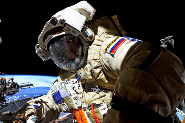 Космонавт Роскосмоса Сергей Рязанский во время выхода в открытый космос. 17 августа 2017 Космонавт Роскосмоса Сергей Рязанский во время выхода в открытый космос. 17 августа 2017