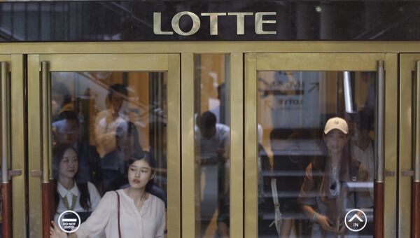 Логотип Lotte group. Архивное фото Логотип Lotte group. Архивное фото